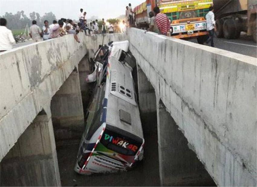 sevenkilledasbusfallsintocanalinkrishnadistrict